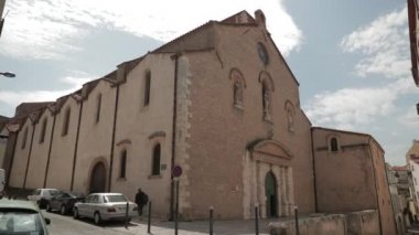 Perpignan, Fransa - 16 Mayıs 2018: Sokakta Yürüyen İnsanlar
