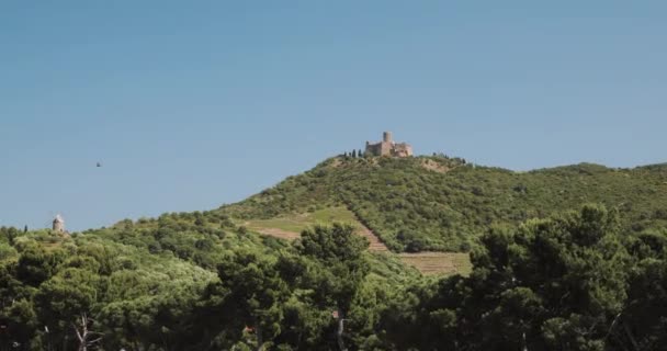 Collioure, Frankreich. Fort Saint Elme im sonnigen Frühling. Alte mittelalterliche Festung Saint-elme ist eine militärische Festung. — Stockvideo
