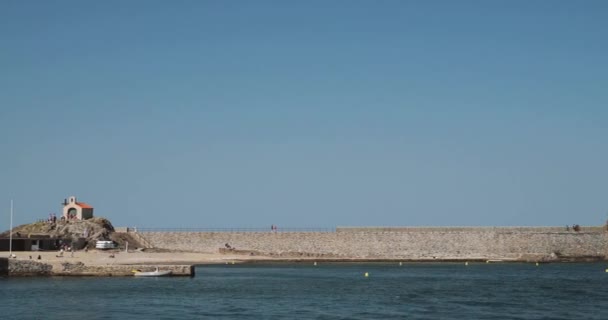 Collioure, Francia. Iglesia de Nuestra Señora de los Ángeles al otro lado de la bahía en un día soleado — Vídeo de stock