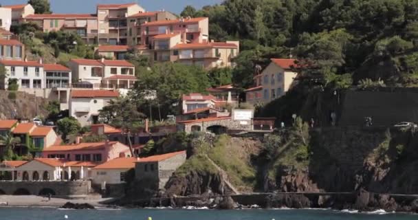 Collioure, Frankreich. Blick vom Liegeplatz im Hafen nach Collioure Hügeliges Stadtbild im sonnigen Frühling — Stockvideo