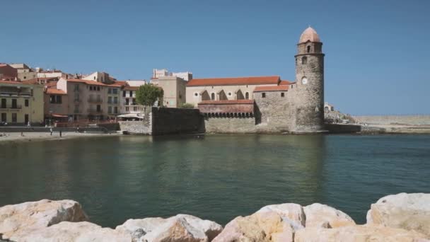 Collioure, France. Панорамный вид на церковь Богоматери Ангелов в заливе Акросс в солнечный весенний день — стоковое видео