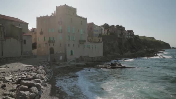 Collioure, France. Волны Средиземного моря, омывающие побережье в солнечный весенний день — стоковое видео