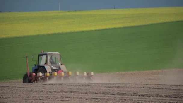 Tractor ploegen veld in het voorjaar seizoen. Begin van het landbouwseizoen — Stockvideo