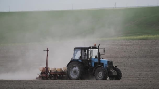 Trattore Plowing Field nella stagione primaverile. Inizio della stagione agricola — Video Stock