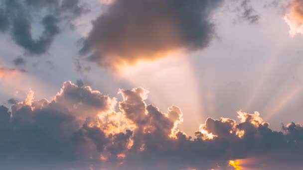 Céu dramático cênico com raios de sol durante o pôr do sol. Luz do sol natural — Vídeo de Stock