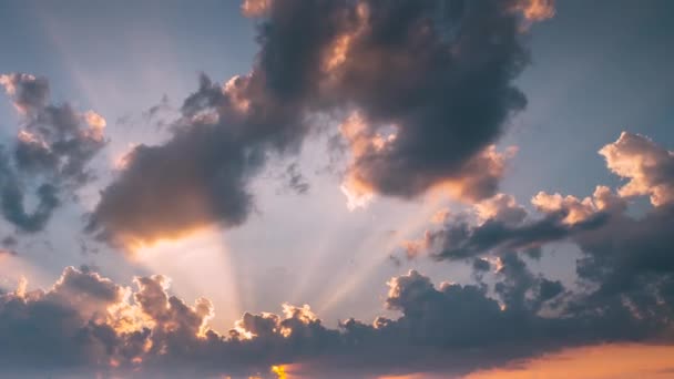 Scénická dramatická obloha se slunečními paprsky během západu slunce. Přírodní sluneční svit — Stock video