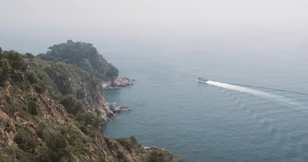 Tossa De Mar, Girona, Spain. Туристичний човен, що плаває на Балеарському морі. Spring Spanish Nature With Summer Rocky Landscape And Seascape — стокове відео