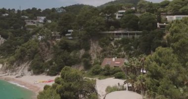 Tossa De Mar, Girona, İspanya. Balear Denizi ve Sahildeki Oteller. Yaz Rocky Manzarası ve Deniz Burnu ile İlkbahar İspanyol Doğası