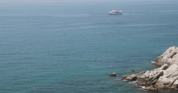 Tossa De Mar, Girona, Spain. Туристичний човен, що плаває на Балеарському морі. Spring Spanish Nature With Summer Rocky Landscape And Seascape — стокове відео