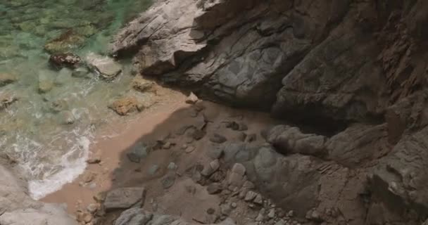 해안의 암석에 부딪친 바 다 물결 — 비디오