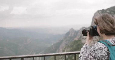 Katalonya, İspanya. Montserrat Dağları 'nın manzarasının fotoğraflarını çeken beyaz bir kadın. Rocky Sıradağları Barselona, İspanya