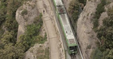 Katalonya, İspanya. Santa Maria De Montserrat İstasyonu 'ndan kalkan tren. Benedictine Manastırı Montserrat Dağı, Monistrol De Montserrat, Katalonya, İspanya