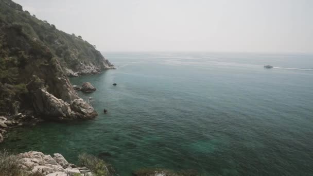 Tossa De Mar, Girona, Spain. Туристичний човен, що плаває на Балеарському морі. Spring Spanish Nature With Summer Rocky Landscape And Seascape — стокове відео