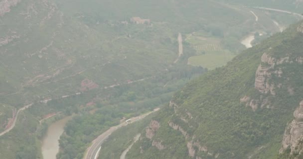 Montserrat, Catalonia, Spain - May 18, 2018: People Resting In Montserrat Mountains Скелястий хребет поблизу Барселони — стокове відео