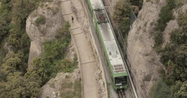 Katalánsko, Španělsko. Vlak odjíždí ze stanice Santa Maria De Montserrat. Benedictine Abbey In Mountain Of Montserrat, In Monistrol De Montserrat, In Catalonia, Spain — Stock video