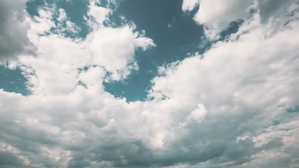 ふわふわの雲で曇った空タイムラプス時間 — ストック動画