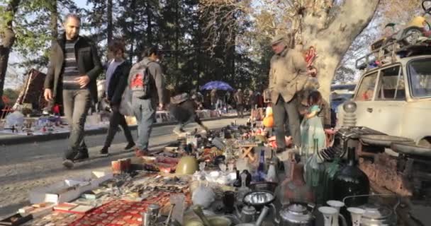 Tiflis, Georgia - 11 de noviembre de 2018: Tienda Flea Market Of Antiques Old Retro Vintage Things On Dry Bridge. Intercambiar encuentro en Tiflis — Vídeos de Stock