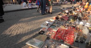 Tiflis, Georgia. Kuru Köprü 'deki antika antika antika antika antika şeyleri pazarında. Takas Buluşması Tiflis 'te