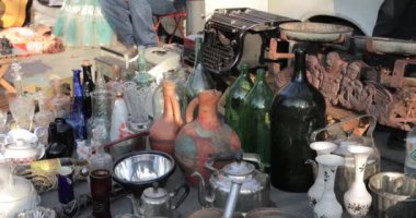 Tiflis, Georgia. Kuru Köprü 'deki antika antika antika antika antika şeyleri pazarında. Takas Buluşması Tiflis 'te
