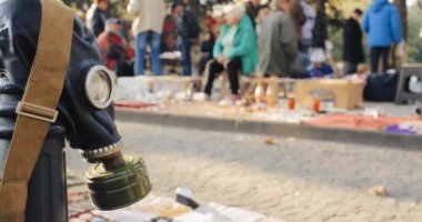 Tiflis, Georgia. Tiflis 'teki Kuru Köprü' deki Antika Antika Eski Antika Eskiler Dükkanı. Eski Sovyet Gaz Maskeleri