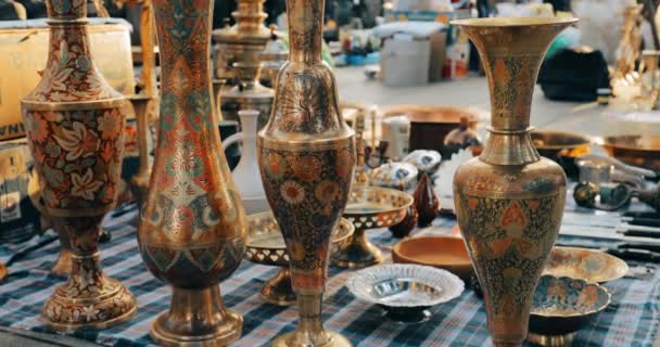 Tbilisi, Georgia. Vista da vicino di tazze orientali nel negozio Mercato delle pulci di antiquariato Vecchie cose retrò Vintage sul ponte asciutto a Tbilisi — Video Stock