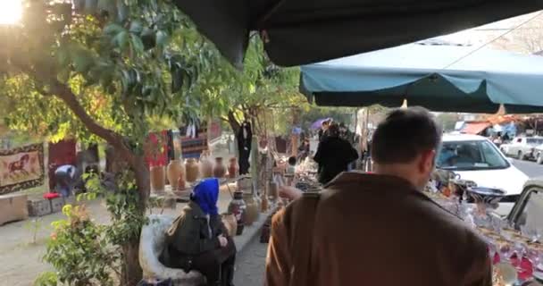 Tbilisi, Gruzie - 11. listopadu 2018: Obchod Bleší trh se starožitnostmi Staré retro věci na suchém mostě. Swap Meet In Tbilisi — Stock video