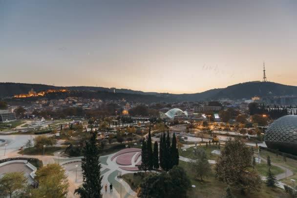 Tbilisi, Georgia - 11 de noviembre de 2018: Modern Urban Night Cityscape. Vista panorámica nocturna del centro de la ciudad en iluminación nocturna. Time Lapse Transición día a noche — Vídeos de Stock