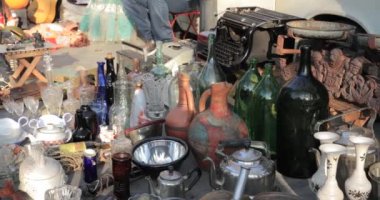 Tiflis, Georgia. Kuru Köprü 'deki antika antika antika antika antika şeyleri pazarında. Takas Buluşması Tiflis 'te