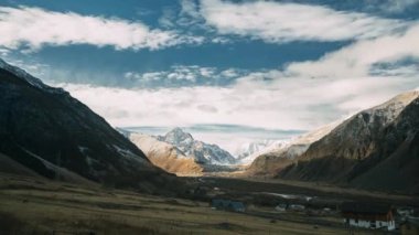Mtskheta-Mtianeti Bölgesi, Georgia. Sabah boyunca Pansheti, Arsha ve Sioni köyleri. Kışın başlarında Gürcistan 'ın güzel manzarası
