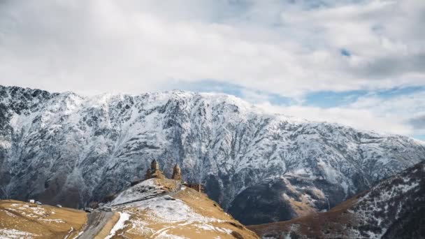 格鲁吉亚Gergeti的Stepantsminda 著名的Gergeti Trinity Tsminda Sameba Church Early Winter Landscape 初冬美丽的格鲁吉亚风景 — 图库视频影像