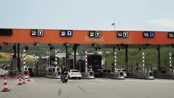 Coches que pasan por el punto de pago automático en una carretera de peaje. Punto de la autopista de peaje, estación de peaje. Plaza de peaje de autopista o autopista o punto de carga, entrada en la autopista — Vídeos de Stock