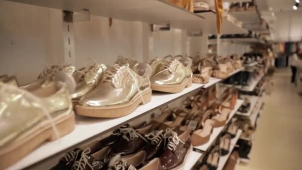 Alışveriş Merkezi Dükkanında Gündelik Kadın Spor Ayakkabıları Açlık Üzerine Moda. — Stok video