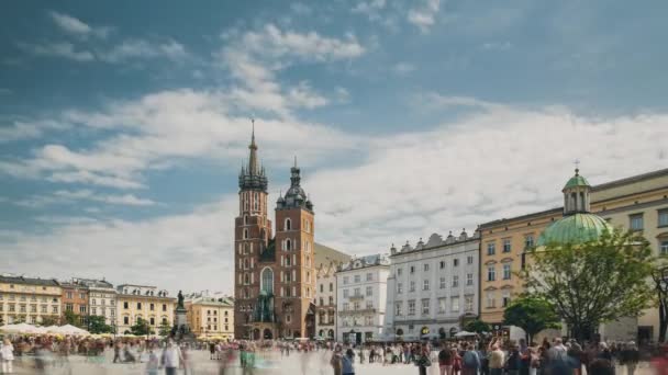 Krakow, Polen. St. Marys Basilica och Cloth Hall Building. Berömda gamla Landmark Church of Our Lady Antagna in i himlen. Saint Marys kyrka i av stora torget. Unescos världsarvslista — Stockvideo