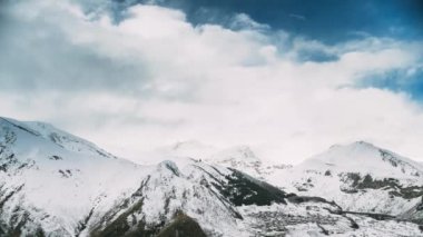 Stepantsminda, Georgia. Gürcistan 'ın Güzel Kış Manzarasında Ünlü Gergeti Kilisesi
