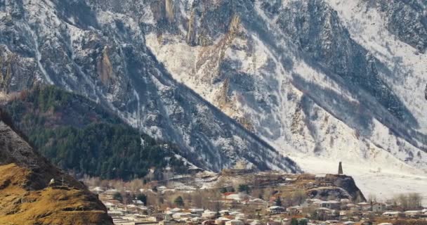 Region Mzcheta-mtianeti, Georgien. Alte alte Kirche und Wachturm im Dorf Sioni. Schöne georgische Landschaft im frühen Winter — Stockvideo