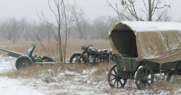 第二次世界大戦のロシアのソ連の装備と車両を放棄した。冬の雪の日にロシアのソ連の45mm対戦車砲、古い三輪オートバイと農民のカート — ストック動画