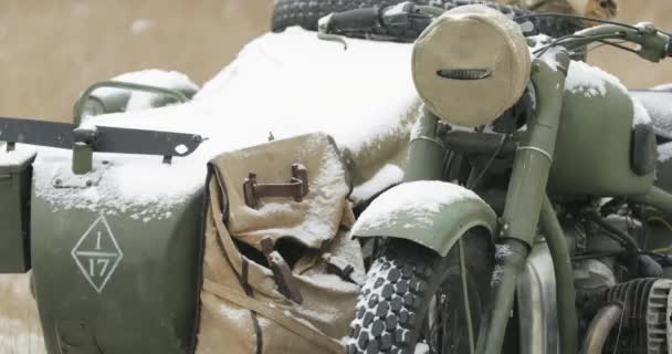 Заброшенная советская машина Второй мировой войны. Российский трехколесный трехколесный мотоцикл в зимний снежный день — стоковое видео