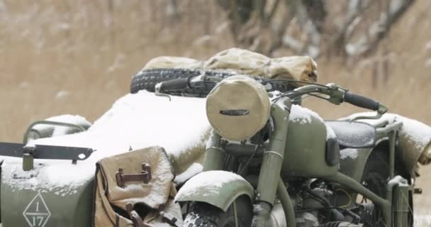 Verlassenes russisches sowjetisches Fahrzeug aus dem Zweiten Weltkrieg. Russisch-Sowjetisches Dreirad-Motorrad im verschneiten Winter — Stockvideo