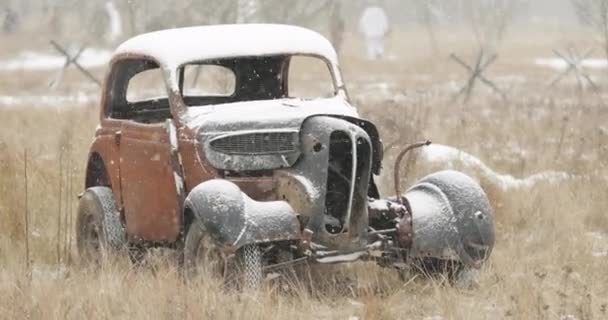 Altes kaputtes, verrostetes Auto aus dem Zweiten Weltkrieg liegt im Herbstfeld — Stockvideo