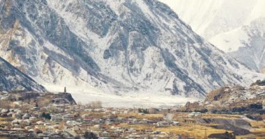 Mtskheta-Mtianeti Bölgesi, Georgia. Sabah boyunca Pansheti, Arsha ve Sioni köyleri. Kışın başlarında Gürcistan 'ın güzel manzarası