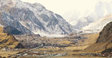 Mtskheta-Mtianeti Bölgesi, Georgia. Sabah boyunca Pansheti, Arsha ve Sioni köyleri. Kışın başlarında Gürcistan 'ın güzel manzarası