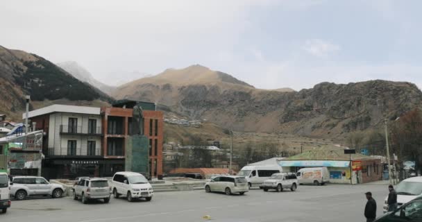 Stepantsminda, Georgia - 11 de noviembre de 2018: Tráfico en la Plaza de Kazbegi — Vídeos de Stock