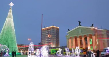 Gomel, Belarus. Gomel Bölgesel Tiyatrosu ve Lenin Meydanı 'nda Aydınlanan Ana Noel Ağacı. Beyaz Rusya 'da Yeni Yıl, Kış Tatilleri