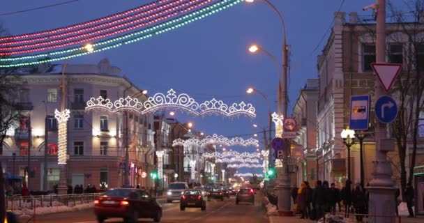 Gomel, Bielorussia. Traffico su Sovetskaya Street durante le vacanze invernali di Natale di Capodanno. Street decorazione in illuminazione luci festive — Video Stock