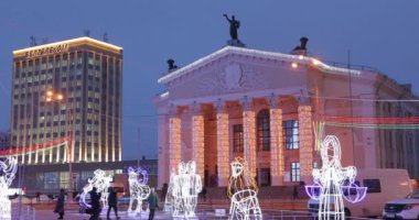 Gomel, Belarus. Gomel Bölgesel Tiyatrosu ve Lenin Meydanı 'nda Aydınlanan Ana Noel Ağacı. Beyaz Rusya 'da Yeni Yıl, Kış Tatilleri