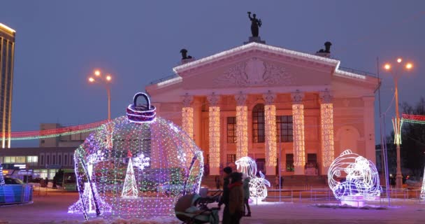 Gomel, Bielorussia - 17 dicembre 2018: Teatro drammatico regionale di Gomel e albero di Natale principale con illuminazione festiva su Lenin Square. Capodanno, Vacanze invernali in Bielorussia — Video Stock