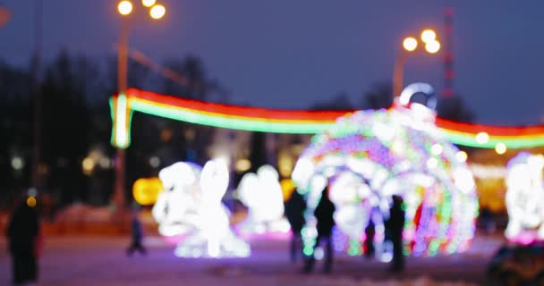 Night City Luci festive invernali Boke. Illuminazione festiva, sfocato sfocato effetto sfondo Bokeh di decorazioni natalizie — Video Stock