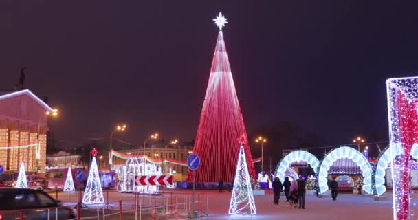 Gomel, Bielorrusia - 17 de diciembre de 2018: Teatro Regional de Gómel y árbol de Navidad principal con iluminación festiva en la plaza Lenin. Año Nuevo, vacaciones de invierno en Bielorrusia — Vídeos de Stock