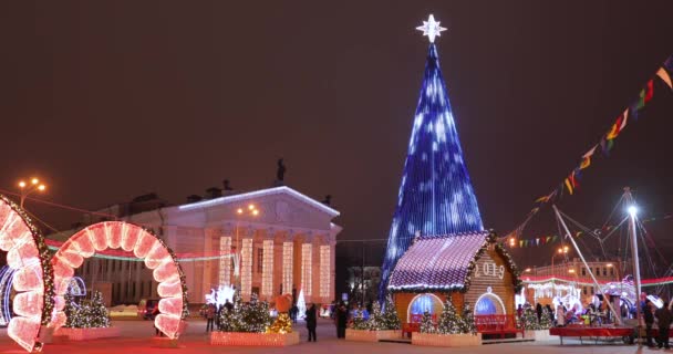 Gomel, Fehéroroszország. Gomel Regionális Dráma Színház és a fő karácsonyfa ünnepi megvilágítással a Lenin téren. Szilveszter, Téli ünnepek Fehéroroszországban — Stock videók