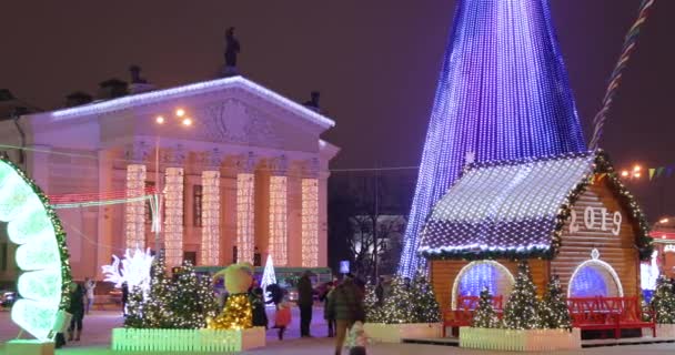 Gomel, Bielorrusia - 17 de diciembre de 2018: Teatro Regional de Gómel y árbol de Navidad principal con iluminación festiva en la plaza Lenin. Año Nuevo, vacaciones de invierno en Bielorrusia — Vídeos de Stock